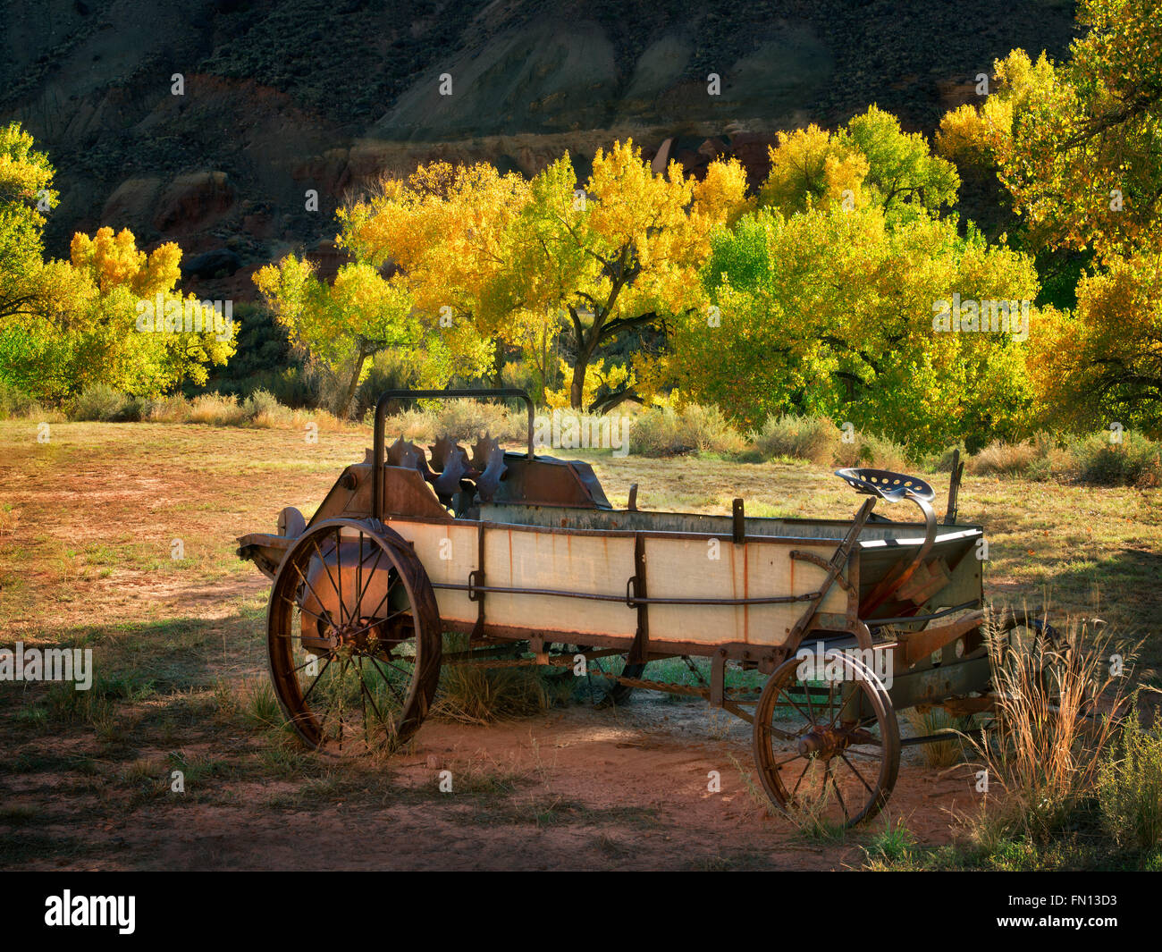 Historische Wagen auf altes Gehöft mit Herbstfarben. Capitol Reef National Park, Utah Stockfoto