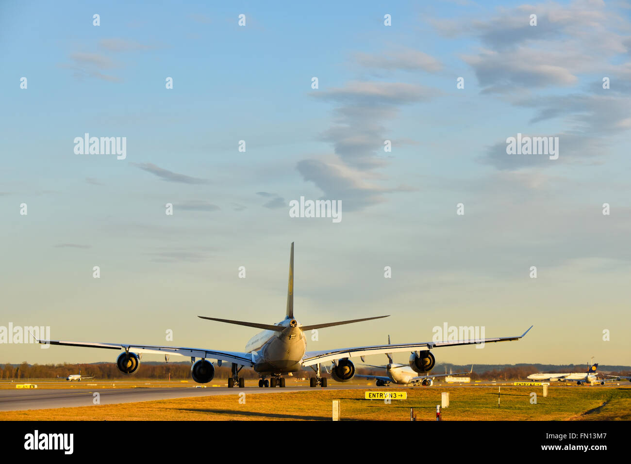 Lufthansa, LH, Airbus A 340, 600, A340-600, nehmen, ausziehen, Flugzeug, Flughafen, Übersicht, Panorama, Aussicht, Flugzeuge, MUC Stockfoto