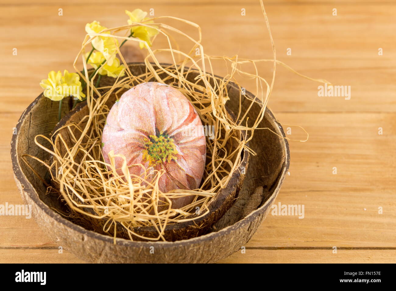 Dekorierte Ostereier in einer Kokosnussschale als eine Schüssel Stockfoto