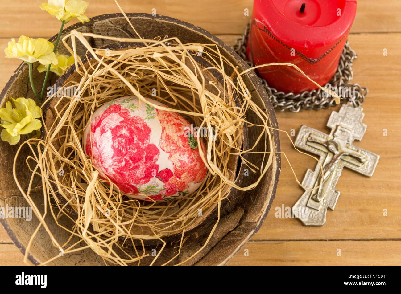 Dekorierte Ostereier in einer Kokosnussschale als eine Schüssel Stockfoto