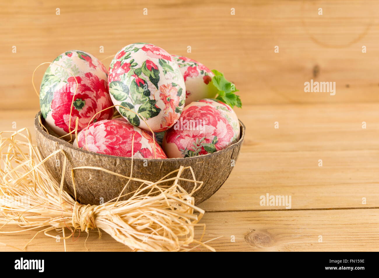 Dekorierte Ostereier in einer Kokosnussschale als eine Schüssel Stockfoto