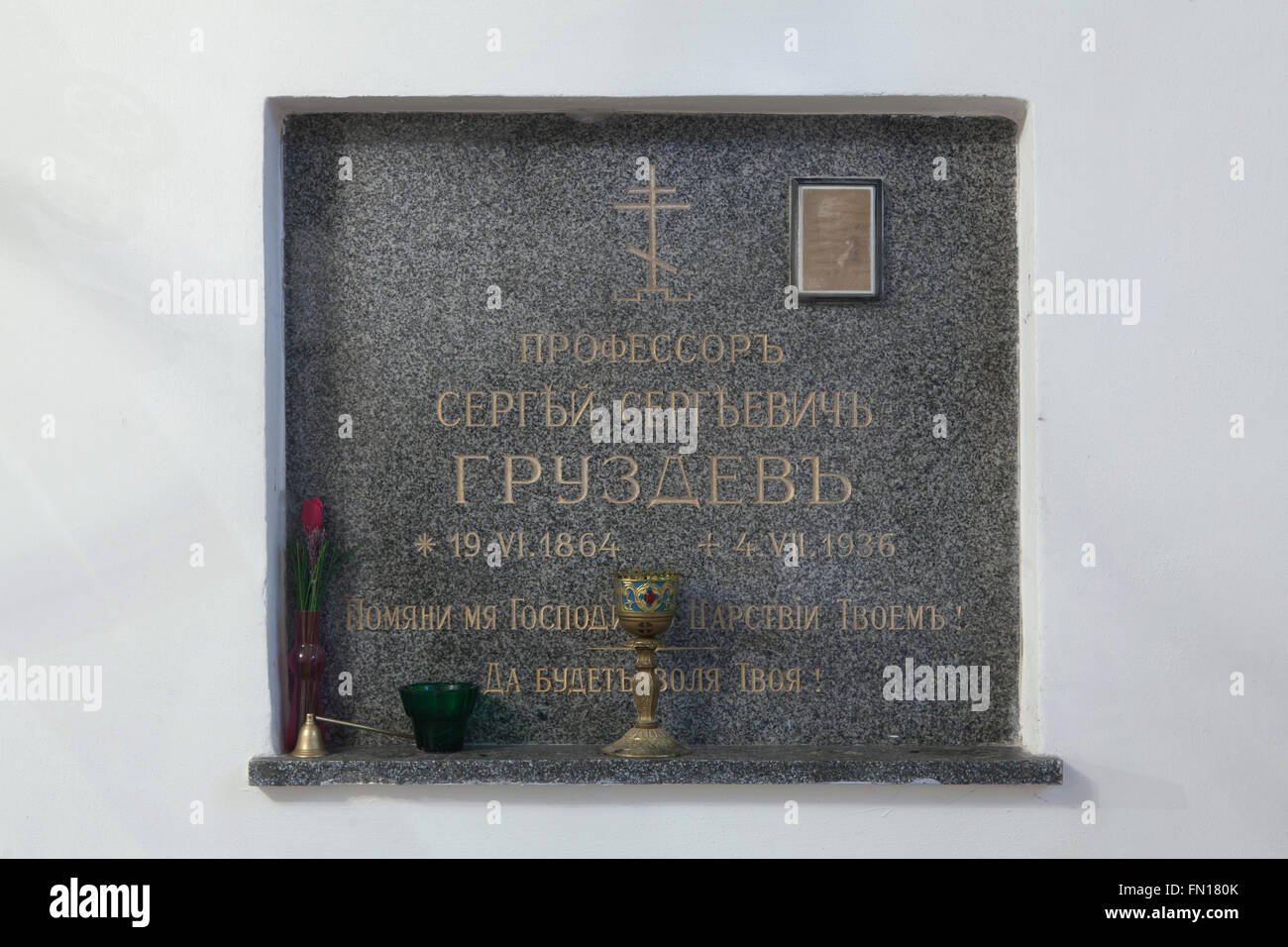 Grab des russischen Professor Sergey Gruzdev in der unterirdischen Krypta der Dormitio-Kirche auf dem Friedhof Olsany in Prag, Tschechien. Prof. Sergej Sergejewitsch Gruzdev, geboren am 19. Juni 1864, lebte im Exil in der Tschechoslowakei nach der bolschewistischen Revolution und starb im Alter von 72 Jahren am 4. Juli 1936. Die Dormitio-Kirche auf dem Friedhof Olšany wurde 1924-1925 von der russischen weißen Emigranten gebaut. Die unterirdische Krypta diente als Begräbnisstätte für die wichtigsten Personen der russischen Emigration in der Tschechoslowakei. Stockfoto