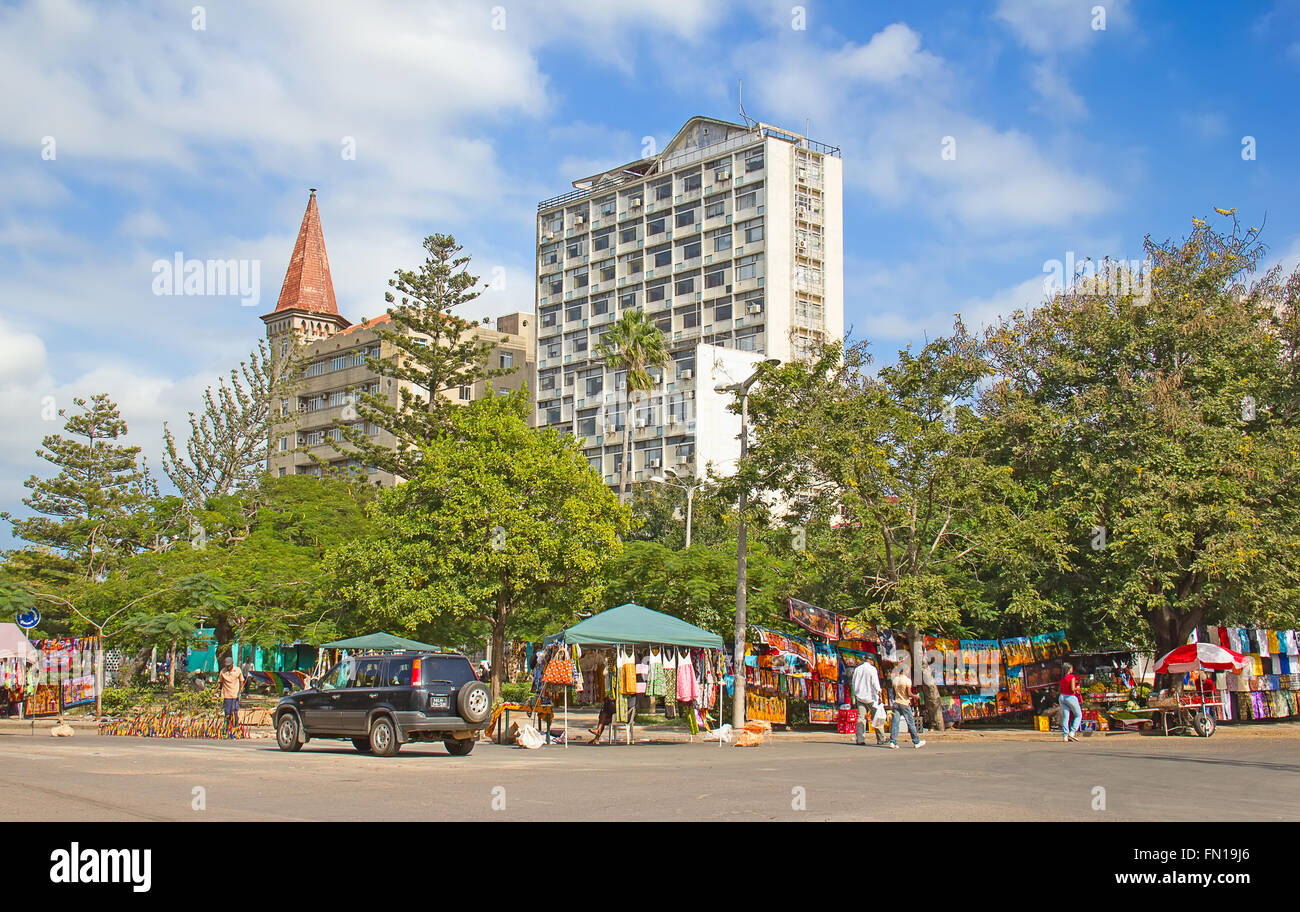 MAPUTO, Mosambik - APRIL 29: Traditionelle Sonntag Kunstmarkt in Maputo, Mosambik am 29. April 2012. Der lokale Markt gehört Stockfoto