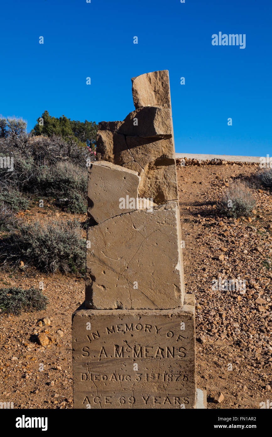 Zerbröckelnde Grabstein auf dem Friedhof von Virginia City, Nevada Stockfoto