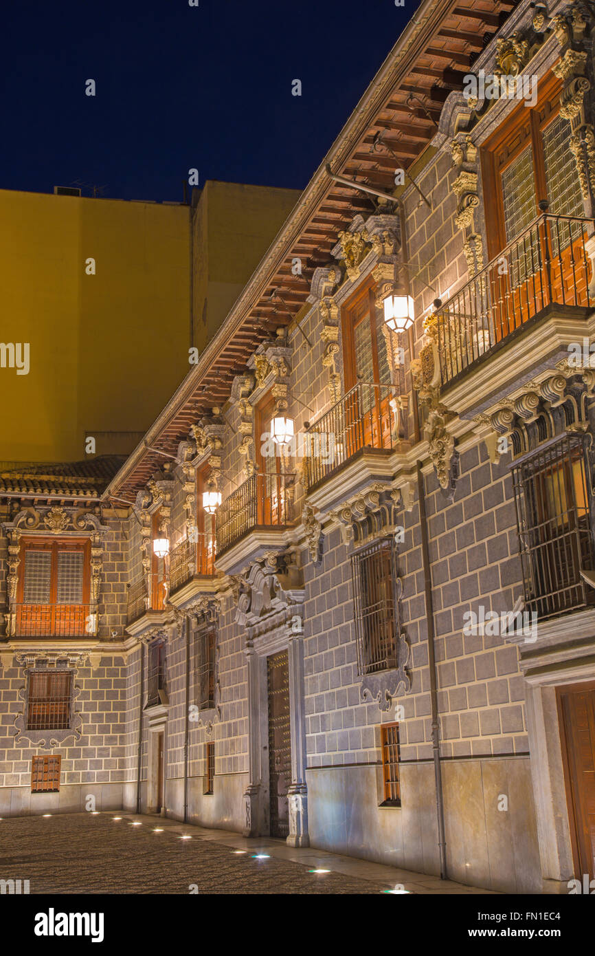 GRANADA, Spanien - 29. Mai 2015: Die Fassade des Palacio De La Madraza (Madrasah von Granada) in der Nacht. Stockfoto