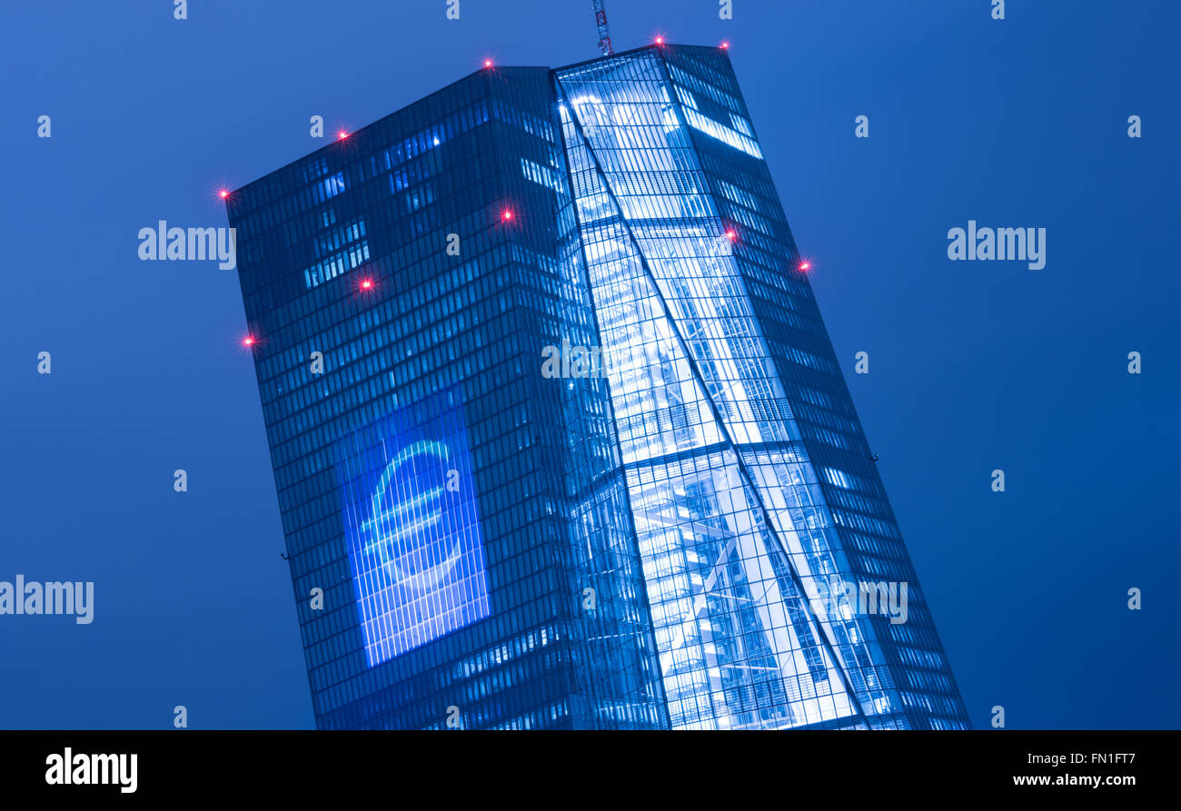 Ein Eurozeichen ist auf der Fassade der "Luminale" Licht-Spektakel in Frankfurt Am Main, Deutschland, der Europäischen Zentralbank 12. März 2016 projiziert. Der diesjährigen Luminale findet findet vom 13. bis 18. März 2016 rund 200 Lichtinstallationen in Frankfurt und Offenbach. Foto: BORIS ROESSLER/dpa Stockfoto