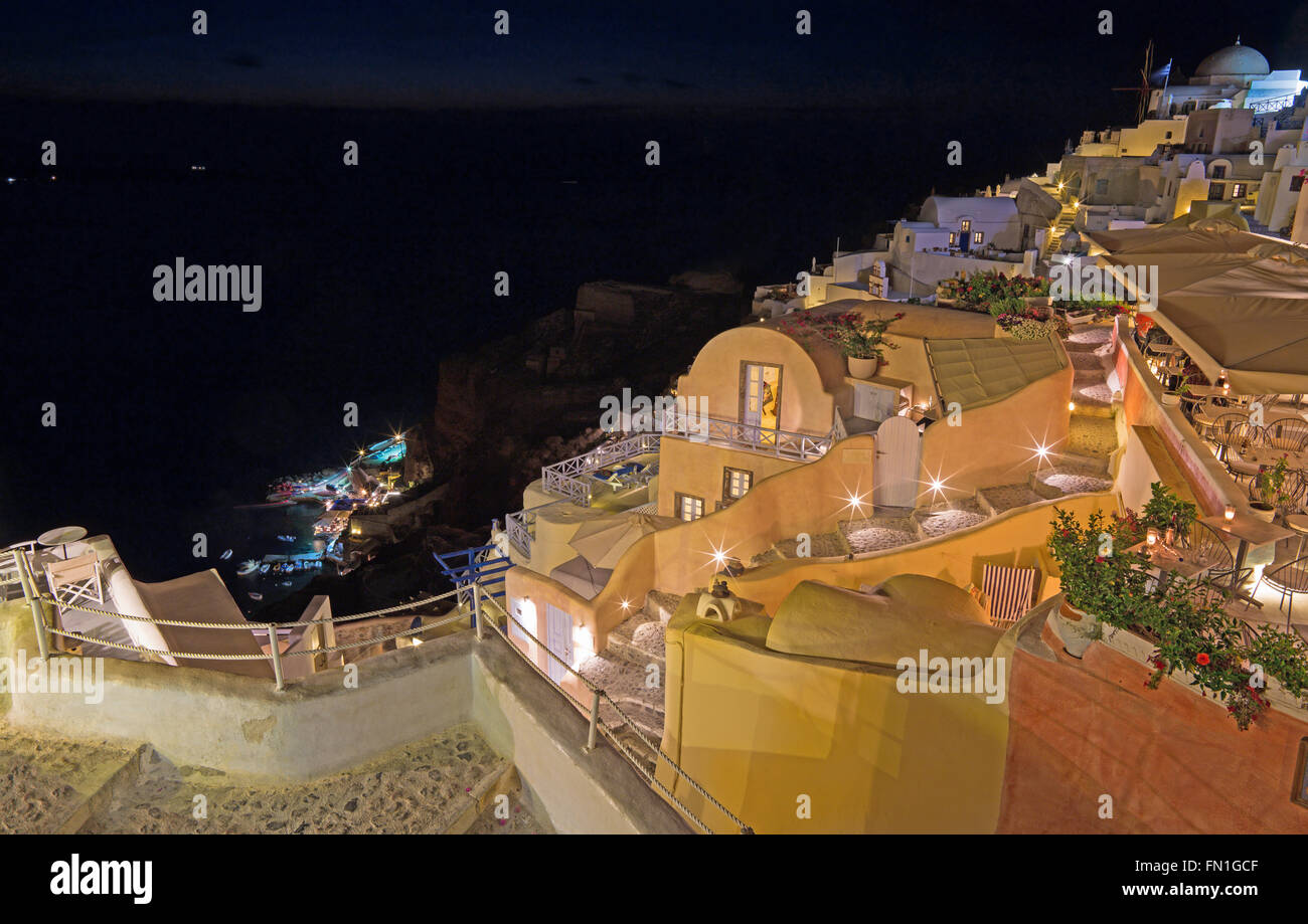 Santorin - Blick von der Stadt zum Hafen Amoudi in Oia. Stockfoto
