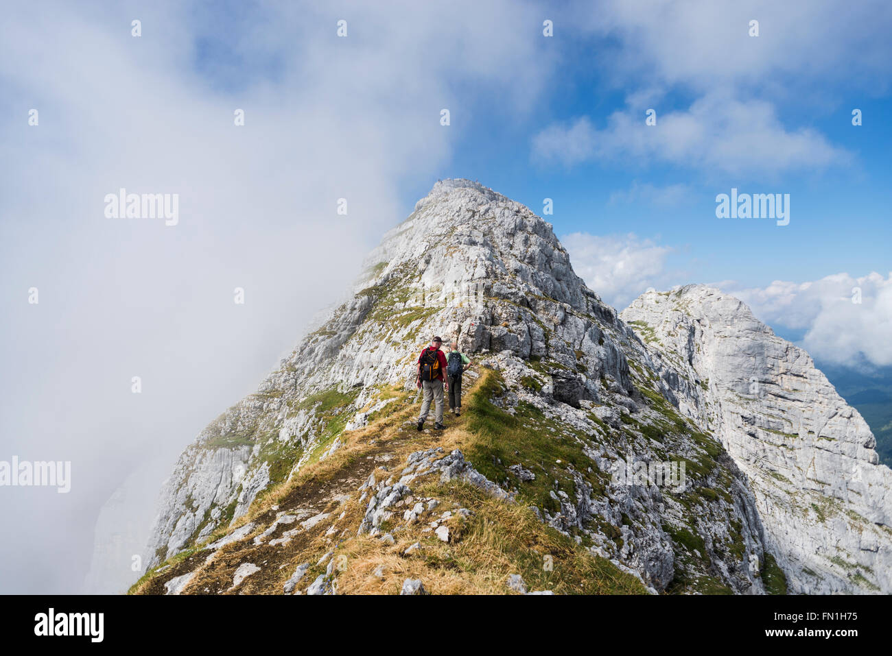 Zwei Männer auf der steilen und Wolke Grat zum Gipfel des Mount Guffert im Rofangebirge, Tirol, Österreich Stockfoto