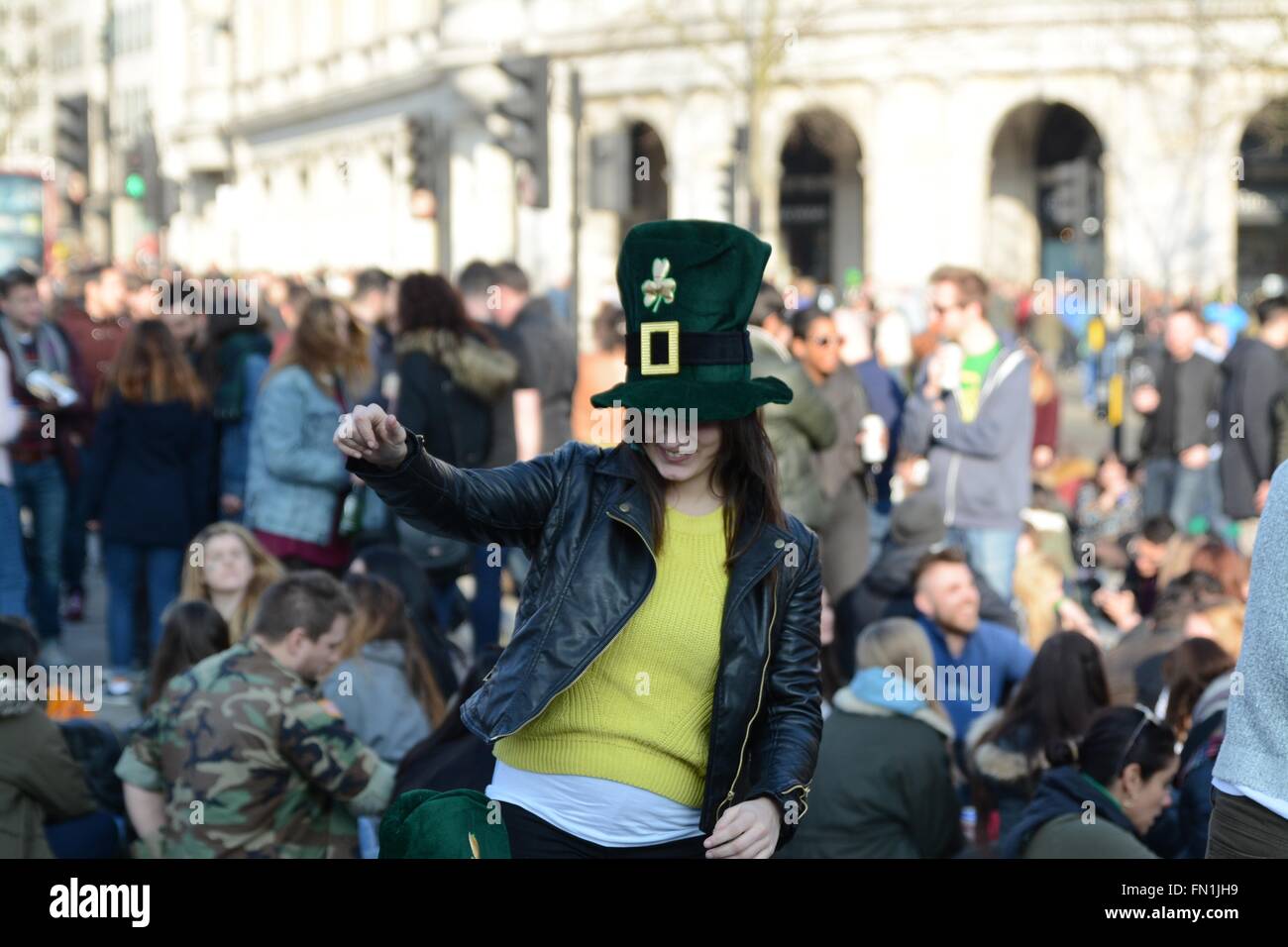 London, UK. 13. März 2016. Partygänger tanzen außerhalb Trafalgar Square in London. Bildnachweis: Marc Ward/Alamy Live-Nachrichten Stockfoto