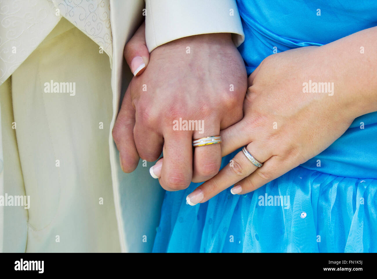 Hochzeit Bild Nahaufnahme halten Hand zeigen Ringe Teil des blauen Kleid und Creme-Suite. Querformat vermählten neu. Klassische Hochzeit Fotografie Bild Stockfoto