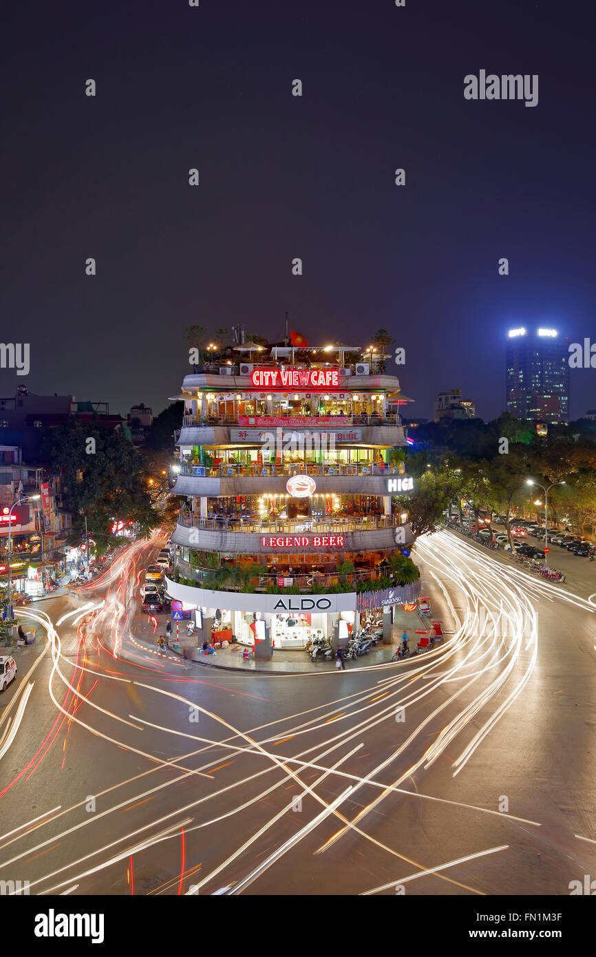 Helle Streifen von Fahrzeugen um Geschäfte und Restaurants, Altstadt, Hanoi, Vietnam Stockfoto