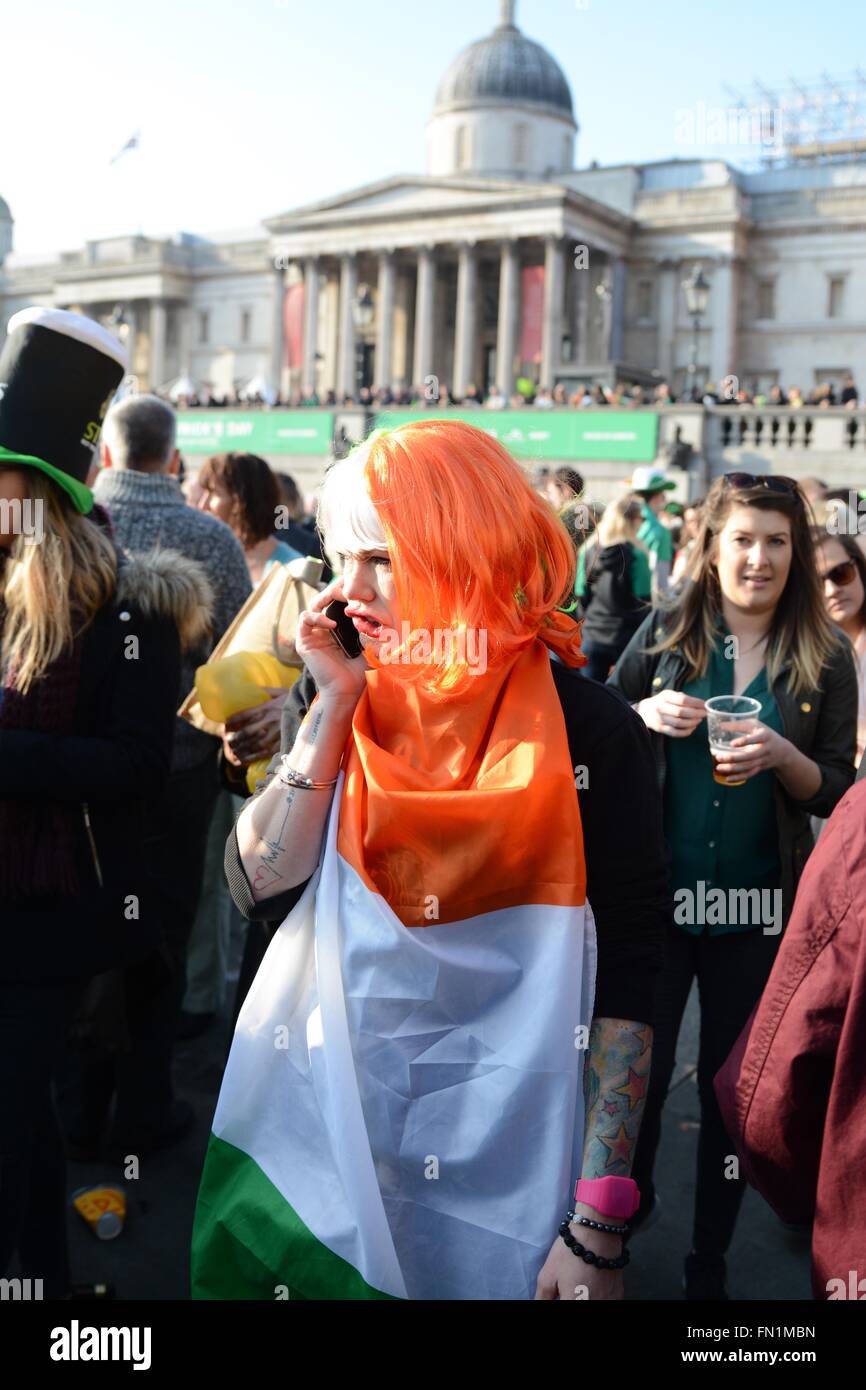 London, UK. 13. März 2016. Ein Mann gekleidet wie Trafalgar Square die irische Fahne herumläuft. Bildnachweis: Marc Ward/Alamy Live-Nachrichten Stockfoto