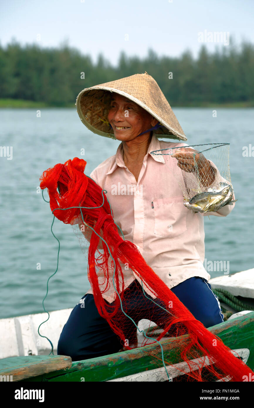 Seine Angeberei Fischer fangen, Thu Bon Fluss, Hoi an, Vietnam Stockfoto