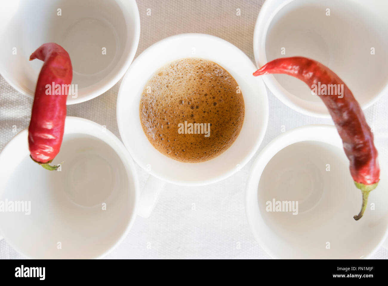 Espresso-Kaffeemaschine im weißen Tasse und hot chili Stockfoto