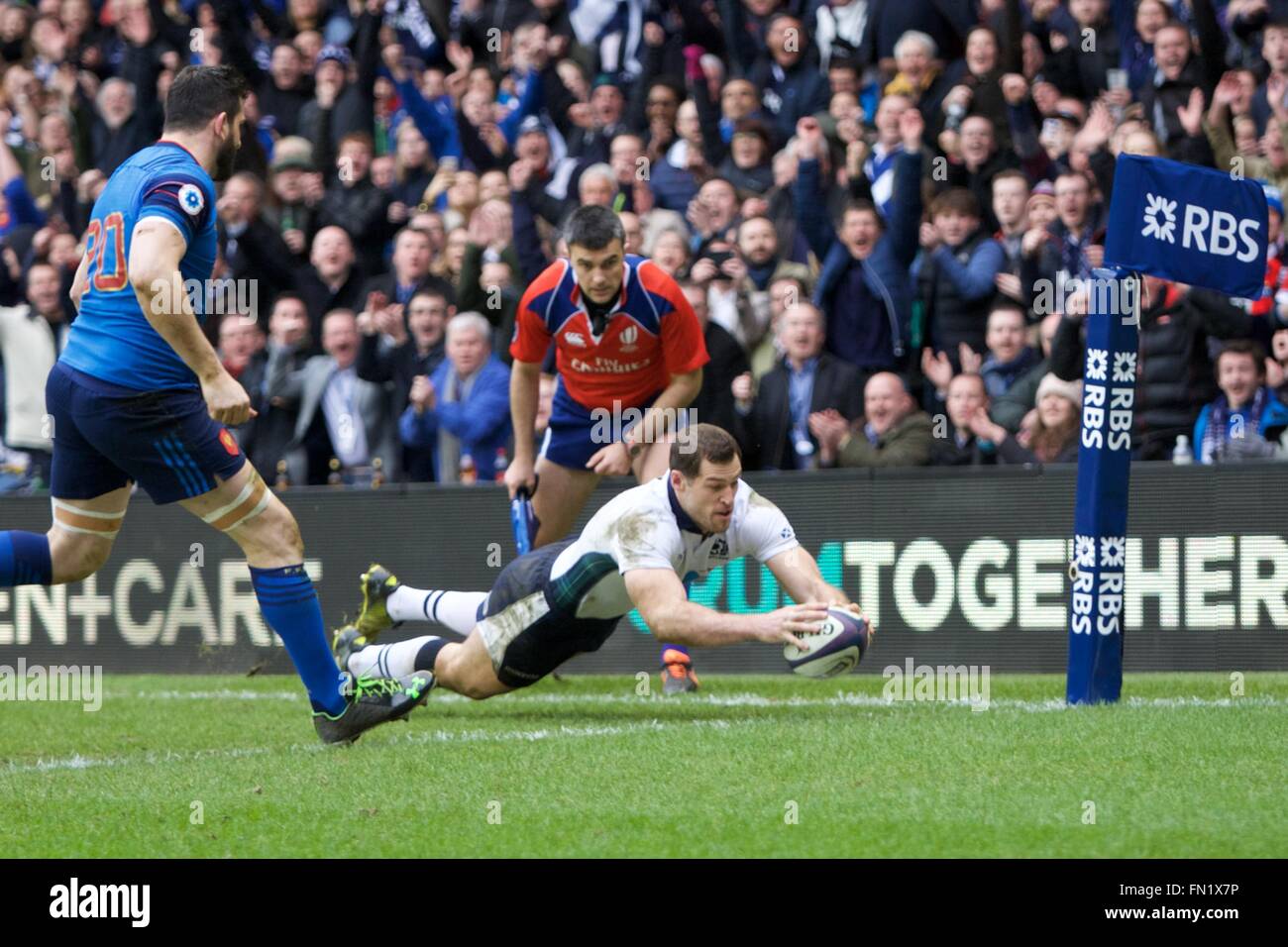 Murrayfield, Edinburgh, Schottland. 13. März 2016. RBS Six Nations Championships. Schottland gegen Frankreich. Schottland-Flügel Tim Visser erhält einen Versuch. Bildnachweis: Aktion Plus Sport/Alamy Live-Nachrichten Stockfoto