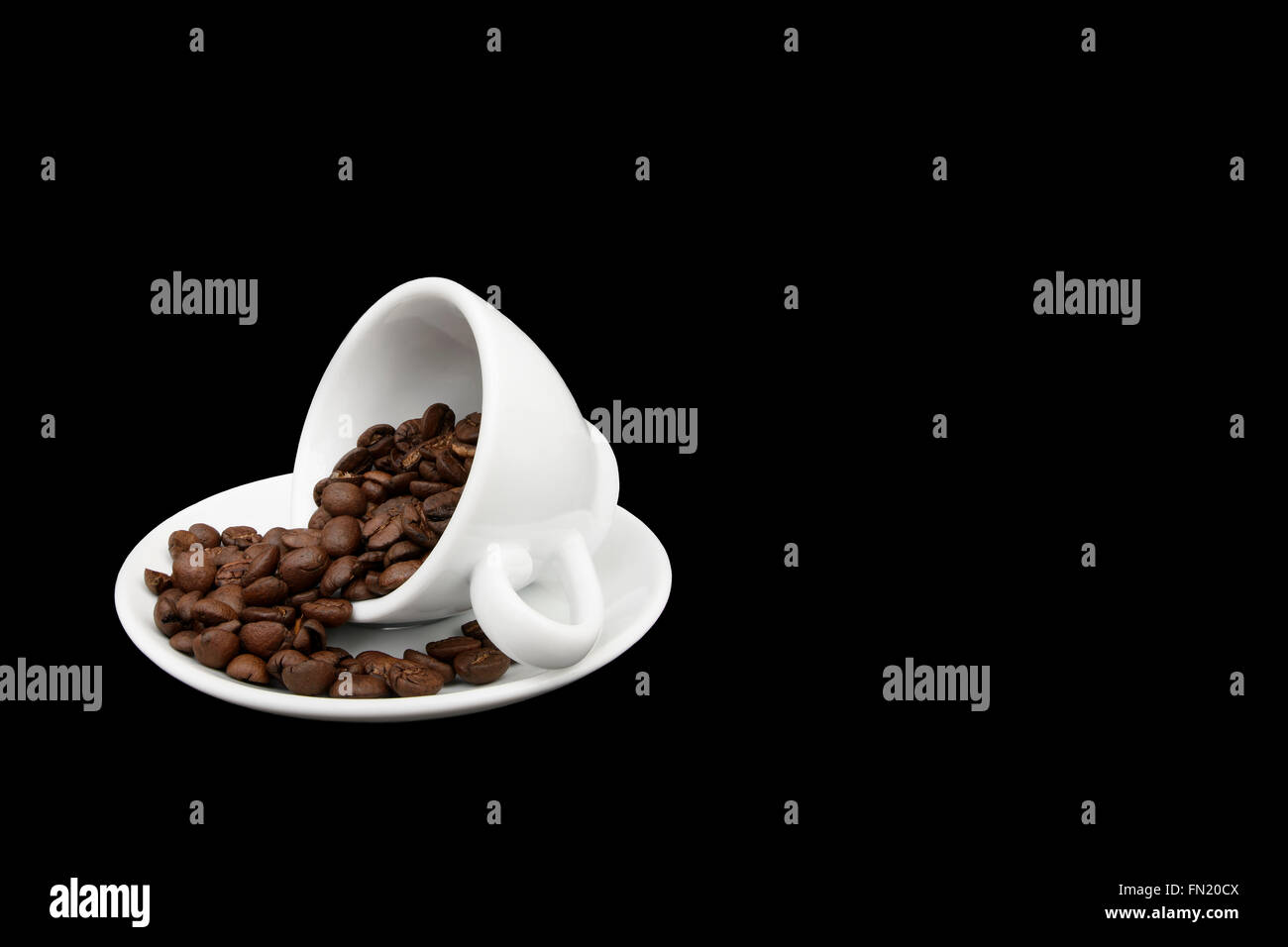Weiße Kaffeetasse mit verschüttetem Kaffee Bohnen Stockfoto