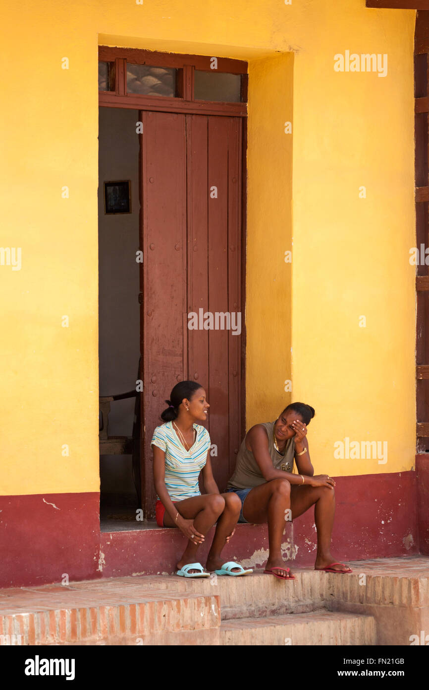 Alltag in Kuba - zwei Frauen saßen auf Schritte auf Trinidad, Kuba, Westindische Inseln, Karibik, Mittelamerika im März Stockfoto