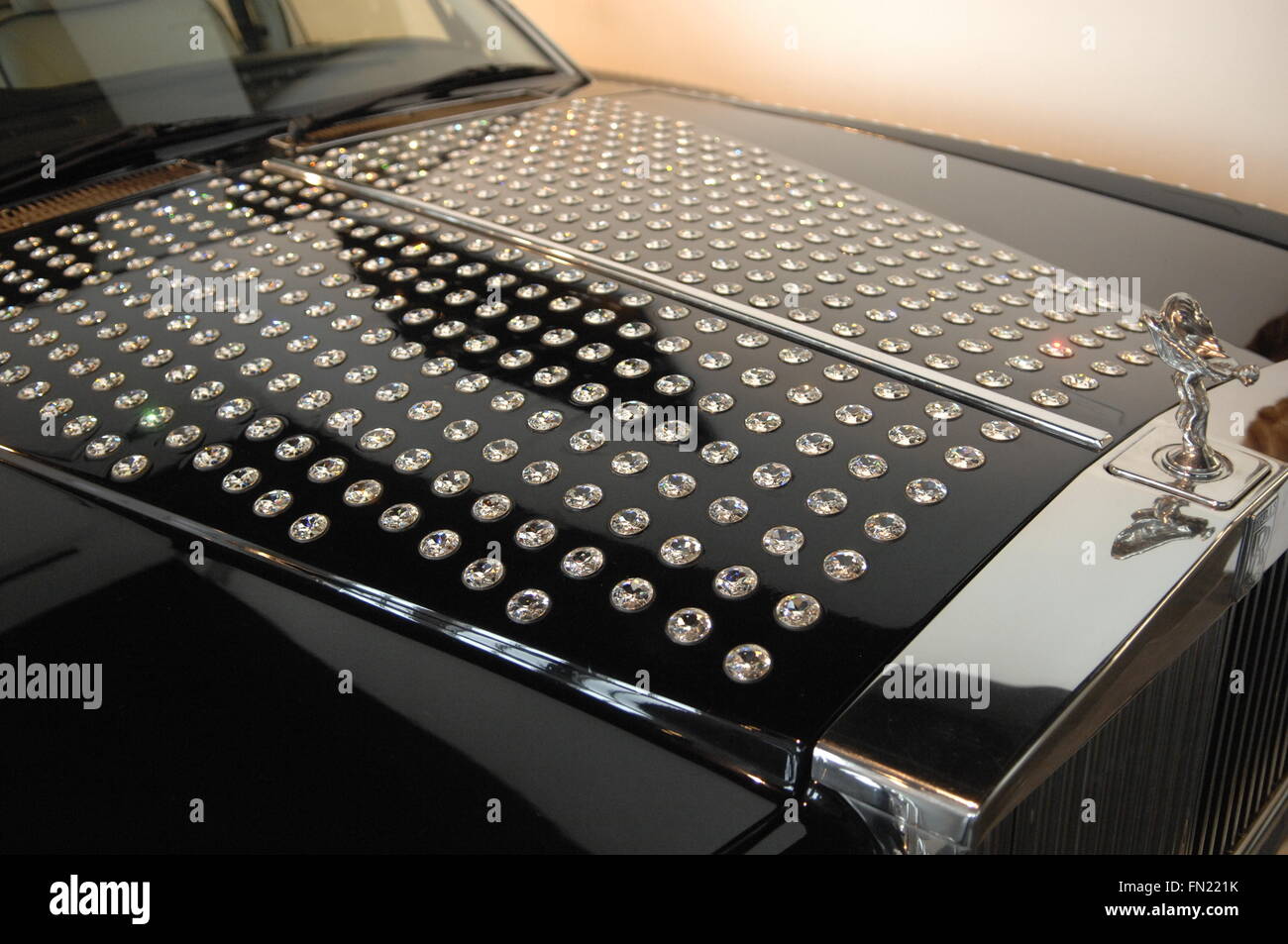 1985 Rolls-Royce (The Jet Car), gegründet von Charles Stewart Rolls, von Susana Martins mit Swarovski-Kristallen verziert Stockfoto