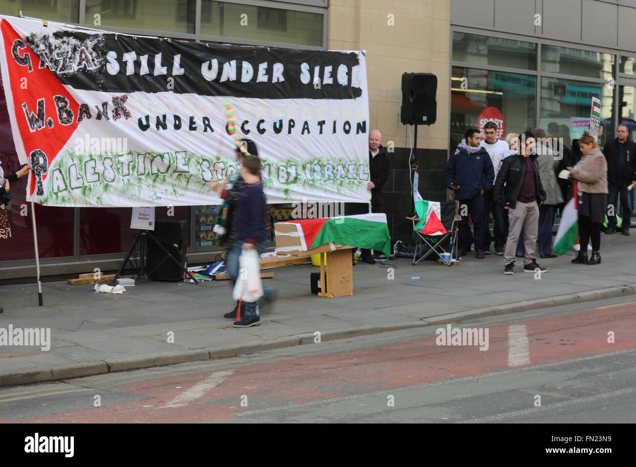 Manchester, UK. 13. März 2016. Mitglieder der Öffentlichkeit zu Fuß Vergangenheit ein Banner und improvisierten Sarg in einer palästinensischen Fahne in Manchester, UK, 13. März 2016 drapiert Credit: Barbara Koch/Alamy Live News Stockfoto