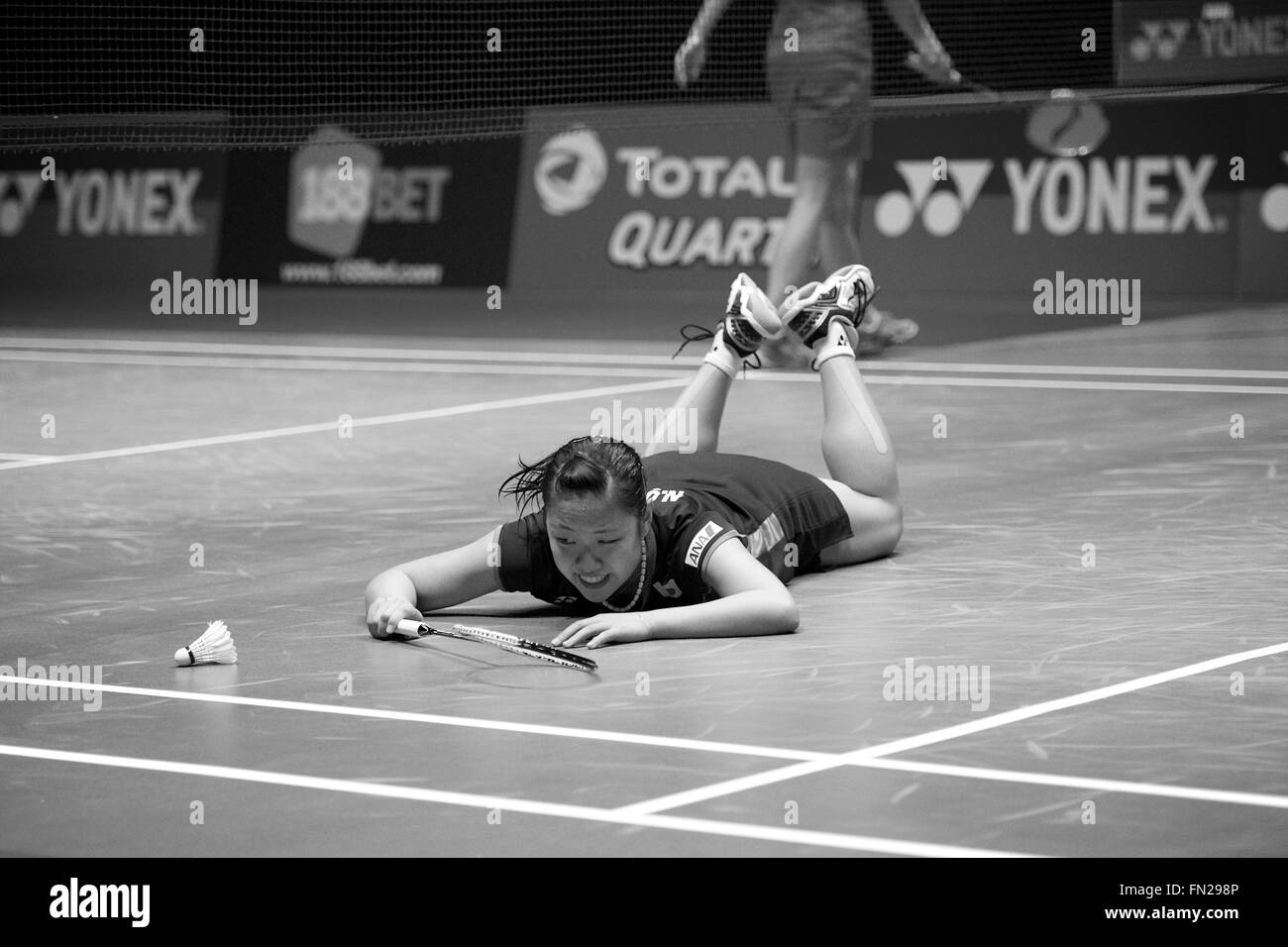 Barclaycard Arena, Birmingham, UK. 13. März 2016. Yonex All England Open Badminton Championships. Nozomi Okuhara Japan, Damen-Einzel-Finale, rutscht, wie sie für den Federball taucht © Action Plus Sport/Alamy Live News Stockfoto