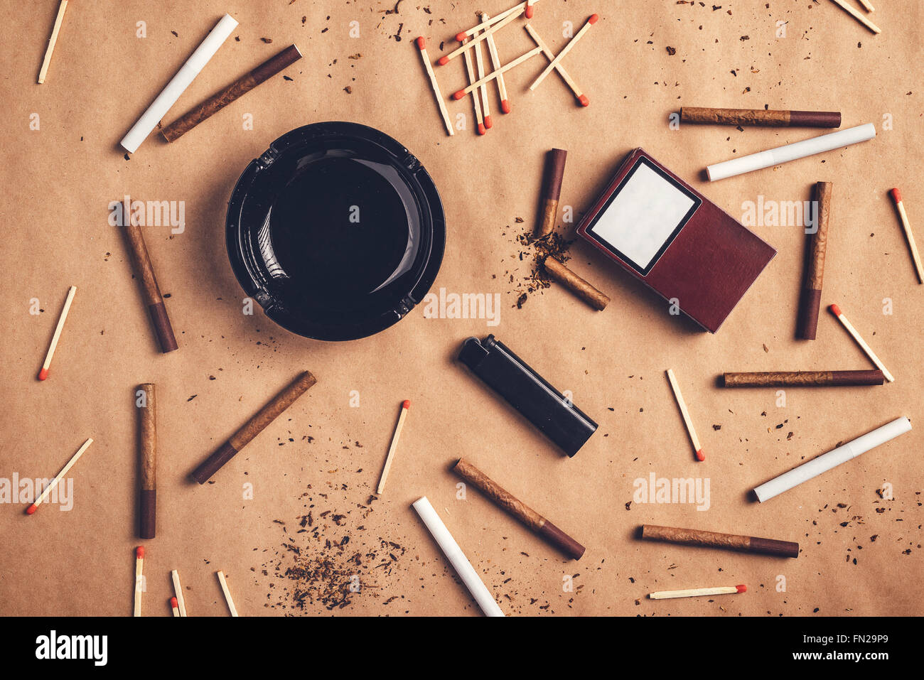Leidenschaftliche Raucher flach legen Draufsicht Tischgesteck, warme Retro-getönten Bild der Aschenbecher, Zigaretten, Streichhölzer und Feuerzeug Stockfoto