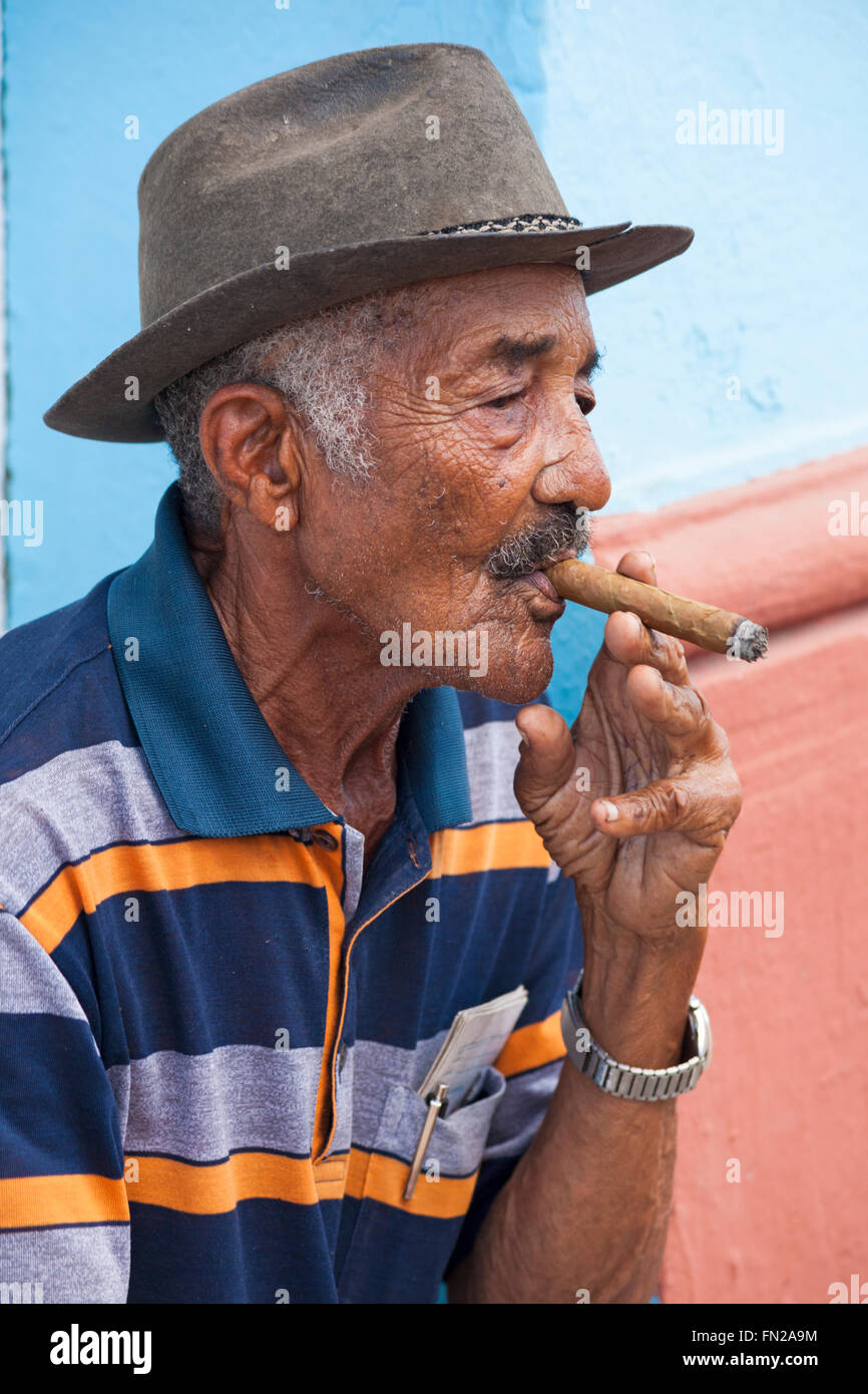 Alltag in Kuba - kubanische Mann Rauchen Zigarre in Trinidad, Kuba, Westindische Inseln, Karibik, Mittelamerika im März Stockfoto