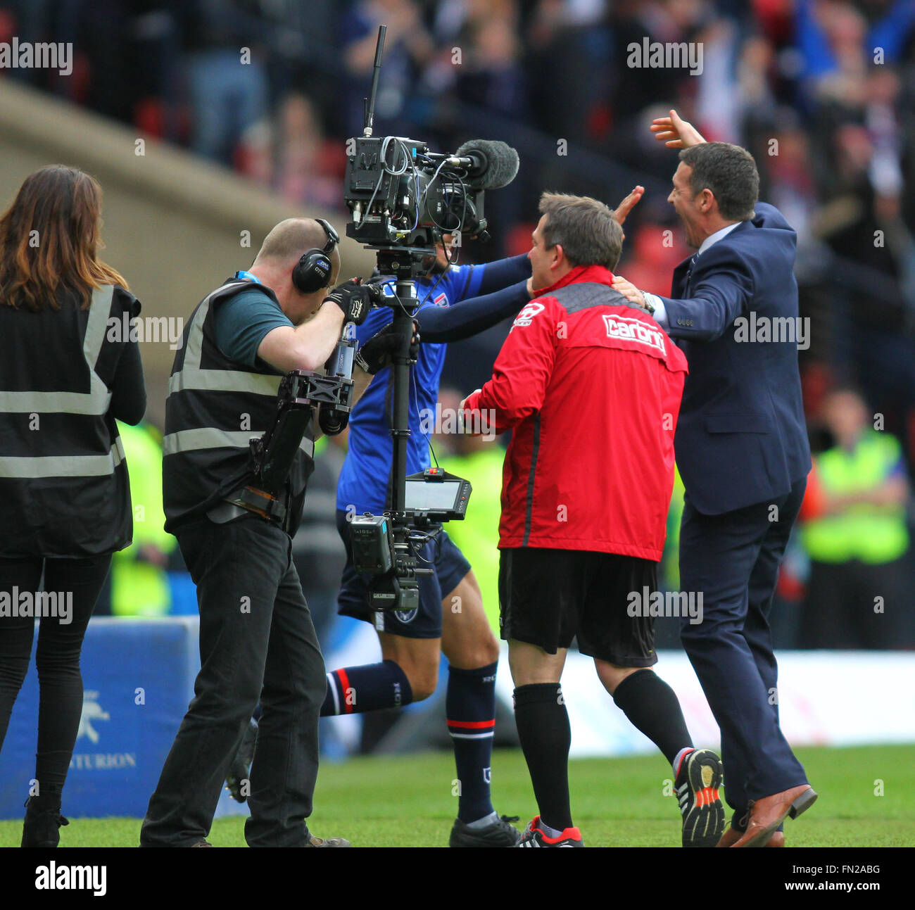 Hampden Park, Glasgow, Schottland. 13. März 2016. Schottischer Liga-Cup-Finale. Hibernian gegen Ross County. Jim McIntyre und Billy Dodds feiern auf dem Schlusspfiff Credit: Action Plus Sport/Alamy Live News Stockfoto