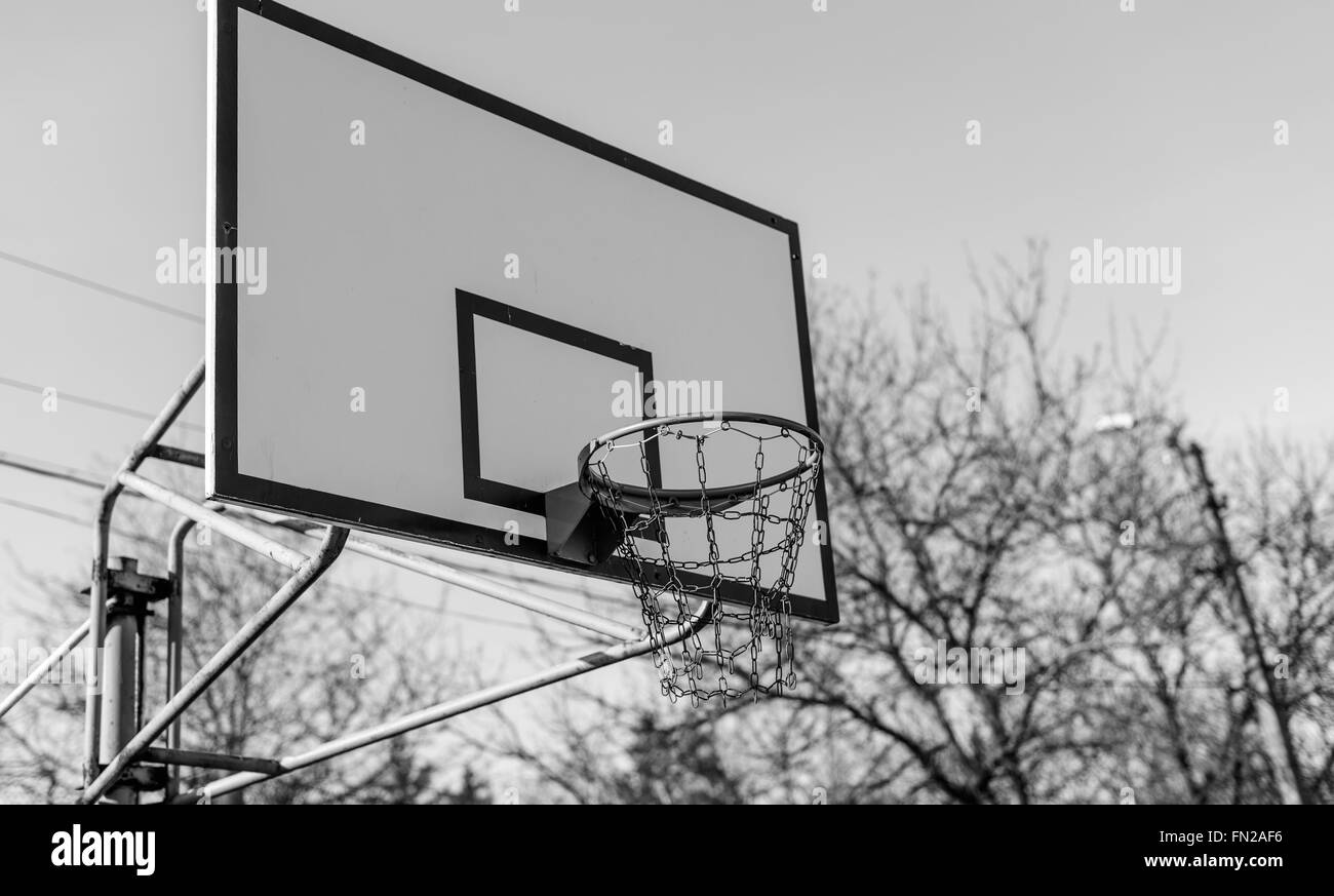Basketballkorb auf dem Hof, Gericht in Nachbarschaft Stockfoto