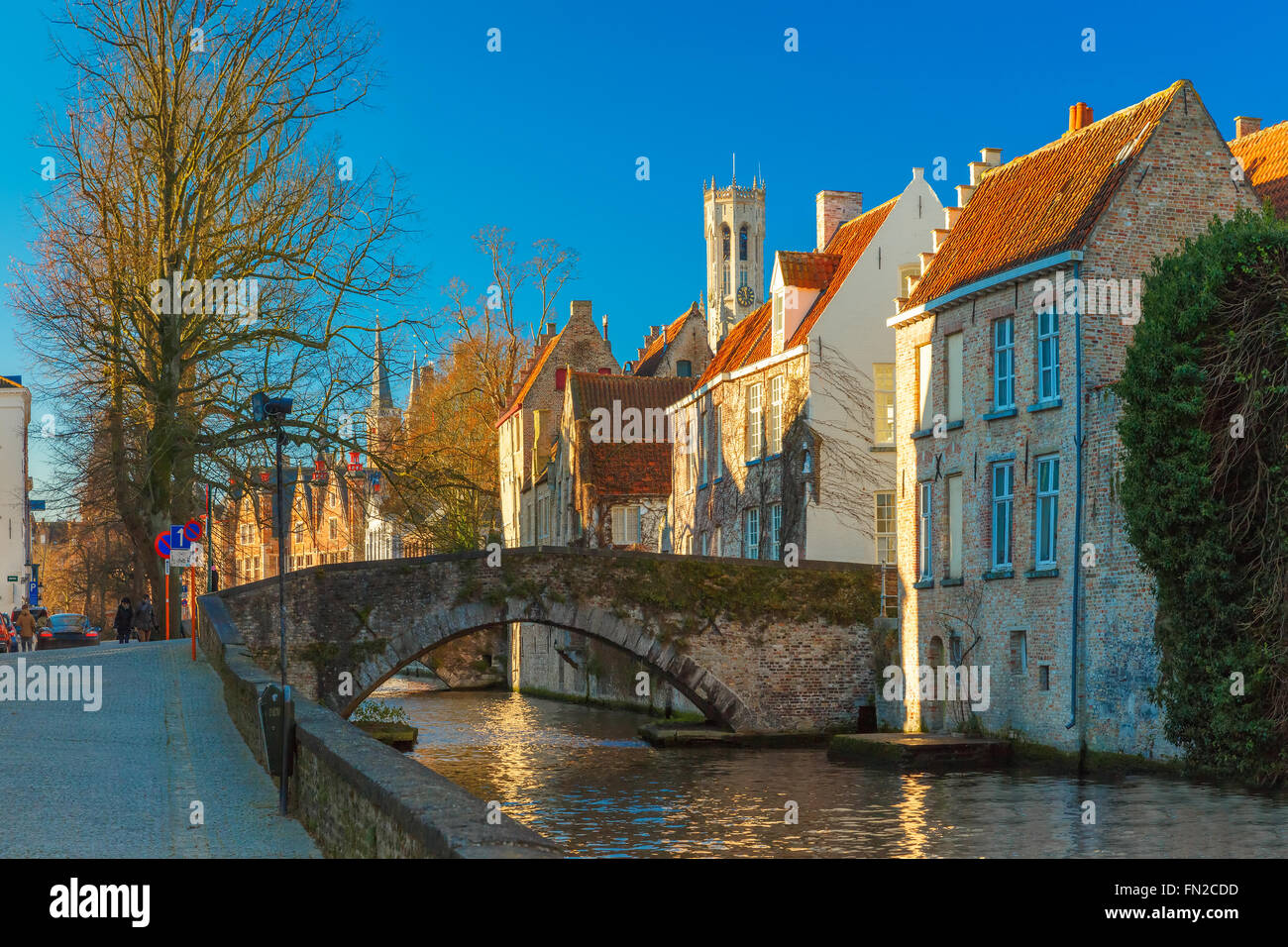 Belfort und der grüne Kanal in Brügge, Belgien Stockfoto