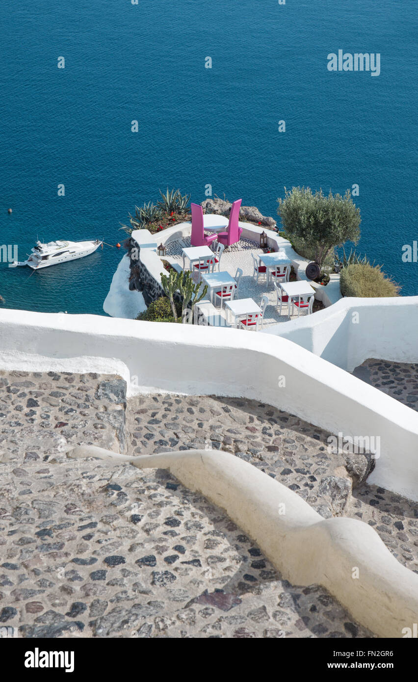 Santorini - das Restaurant Hochzeit romantisches Abendessen in Oia (Ia) und die Yacht unter Klippen im Hintergrund ausgerichtet. Stockfoto
