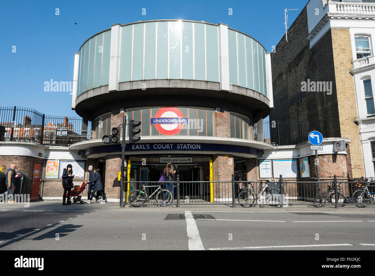 Der Hintereingang zur U-Bahn-Station Earl's Court London auf der Warwick Road, Südwesten von London, England, Großbritannien Stockfoto