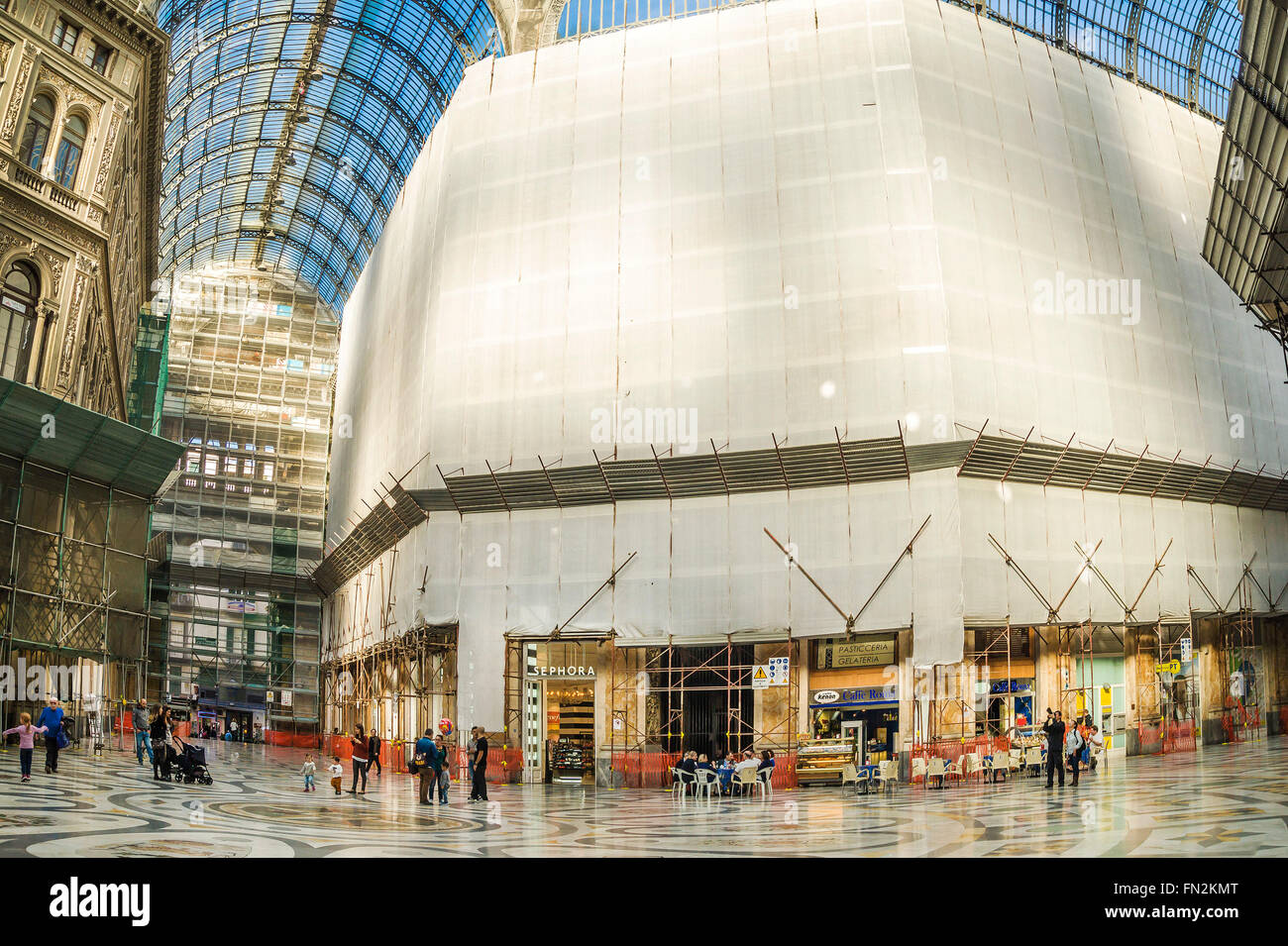 NEAPEL, ITALIEN - 7. NOVEMBER 2015. Galleria Umberto I, berühmte öffentliche Einkaufsgalerie in Neapel, Süditalien. Stockfoto