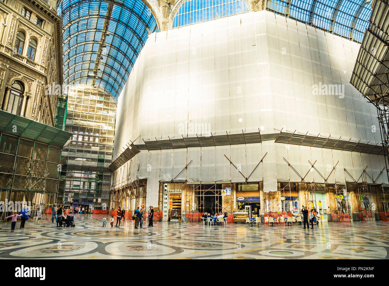 NEAPEL, ITALIEN - 7. NOVEMBER 2015. Galleria Umberto I, berühmte öffentliche Einkaufsgalerie in Neapel, Süditalien. Stockfoto