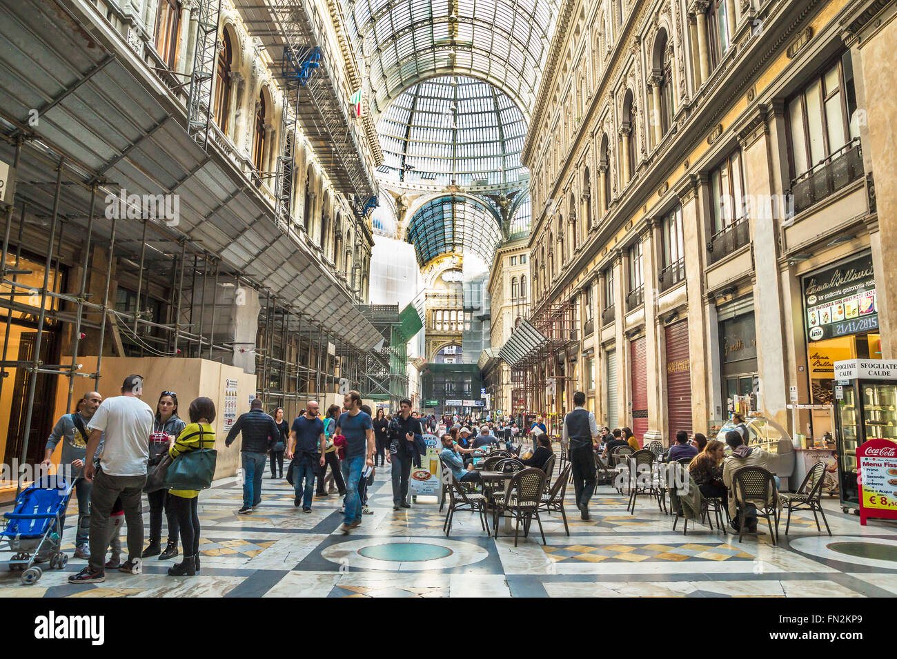 NEAPEL, ITALIEN - 7. NOVEMBER 2015. Galleria Umberto I, berühmte öffentliche Einkaufsgalerie in Neapel, Süditalien. Stockfoto