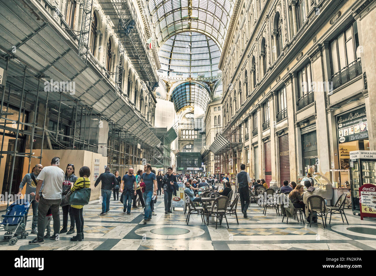 NEAPEL, ITALIEN - 7. NOVEMBER 2015. Galleria Umberto I, berühmte öffentliche Einkaufsgalerie in Neapel, Süditalien. Stockfoto