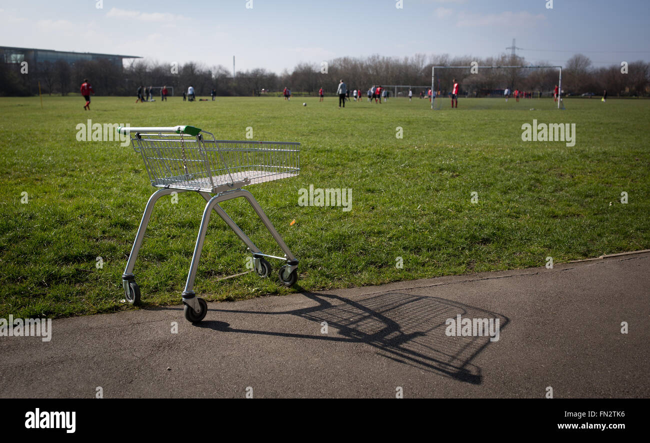 Ein Einkaufswagen ist 13. März 2016 in Beckton District Park im Osten Londons gesehen. Stockfoto