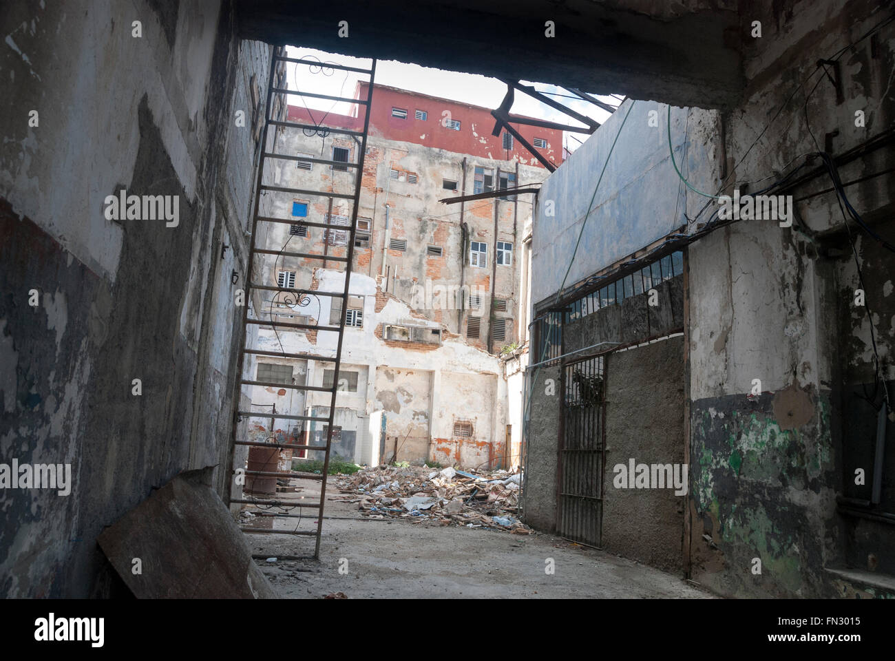 Eine Allee führt zu einem Mehrfamilienhaus in der Innenstadt von Havanna, die abgerissen und entkernt. Stockfoto
