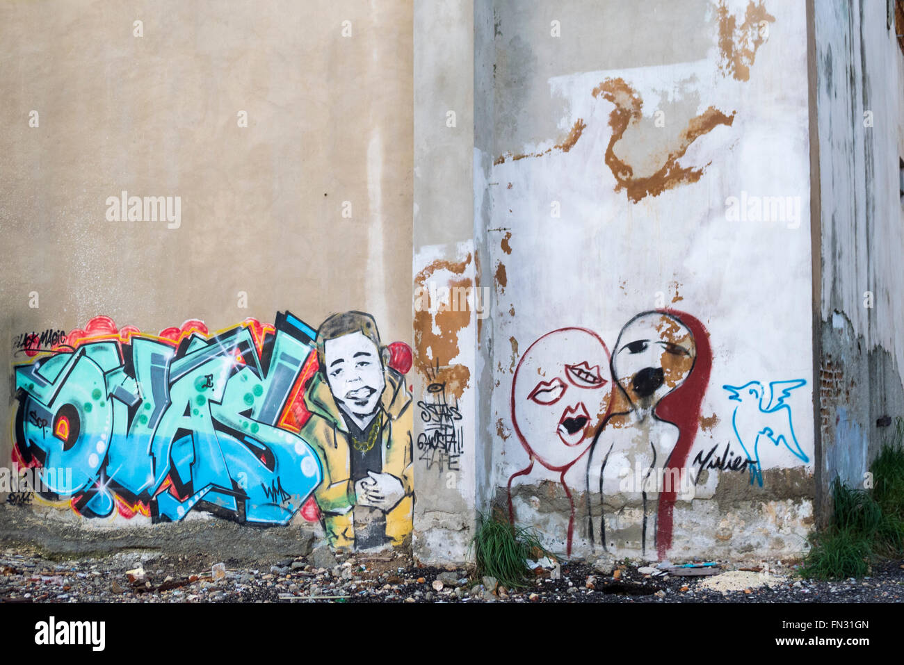 Ein leeres Eckgrundstück aus den Ruinen eines abgerissenen Gebäudes mit einer Grafitti-Mauer in einer Seitenstraße neben dem Malecon im Zentrum von Havanna Kuba Stockfoto
