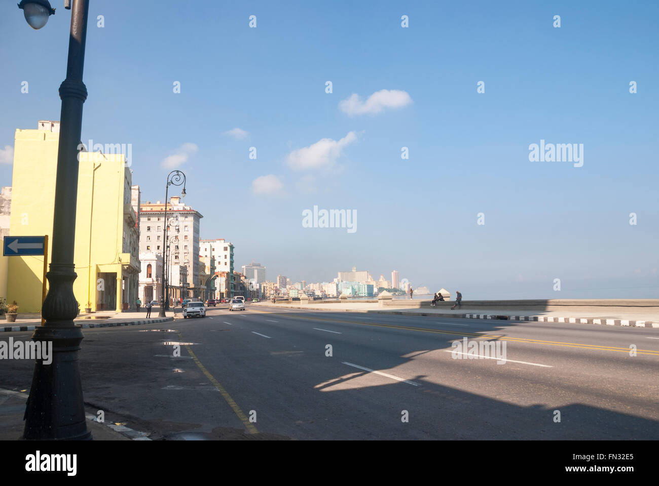 Einen Blick am frühen Morgen des berühmten Malecon, der wichtigsten Strandpromenade im Zentrum von Havanna-Kuba Stockfoto