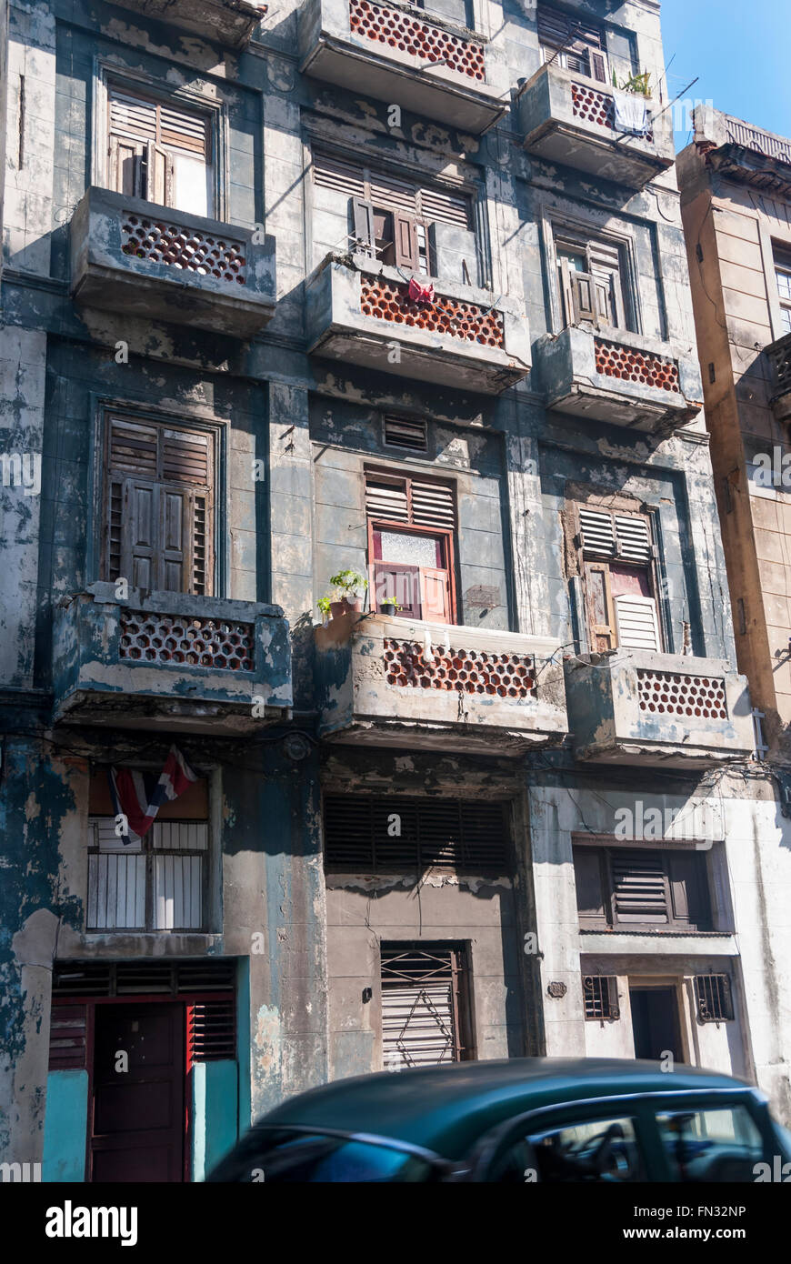 Eines Mehrfamilienhauses in der hoffnungslosen Notwendigkeit der Reparatur und Restauration im zentralen Teil der Stadt Havanna Kuba Stockfoto