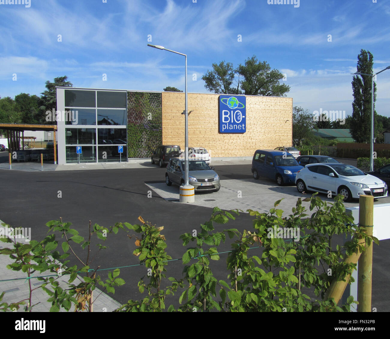 AALST, Belgien, 16. Juni 2015: Der neue Bio-Supermarkt "Bio Planet", die die Colruyt-Gruppe gehört. Stockfoto