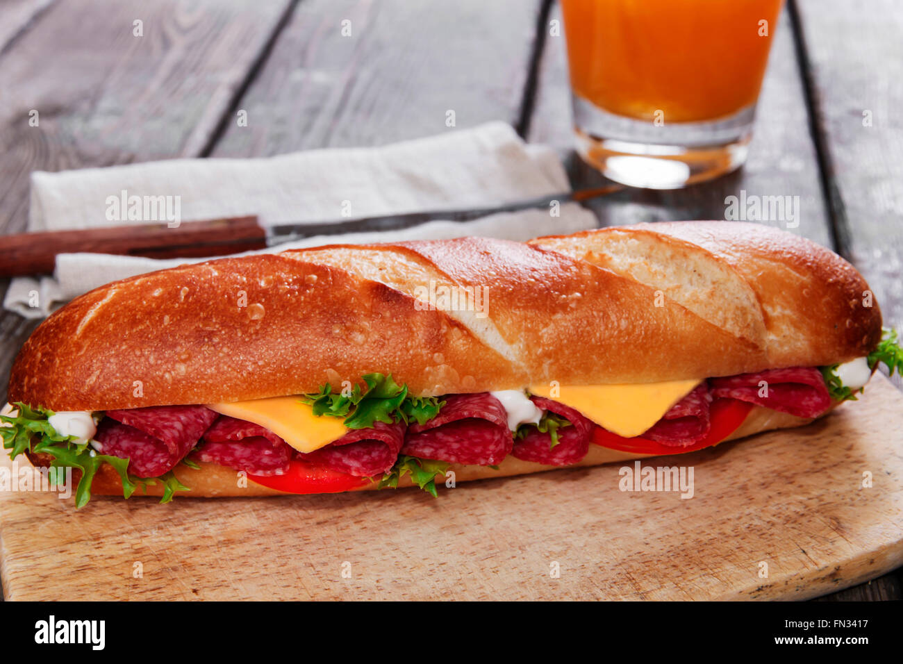 Salami baguette -Fotos und -Bildmaterial in hoher Auflösung – Alamy Salami baguette -Fotos und -Bildmaterial in hoher Auflösung – Alamy
