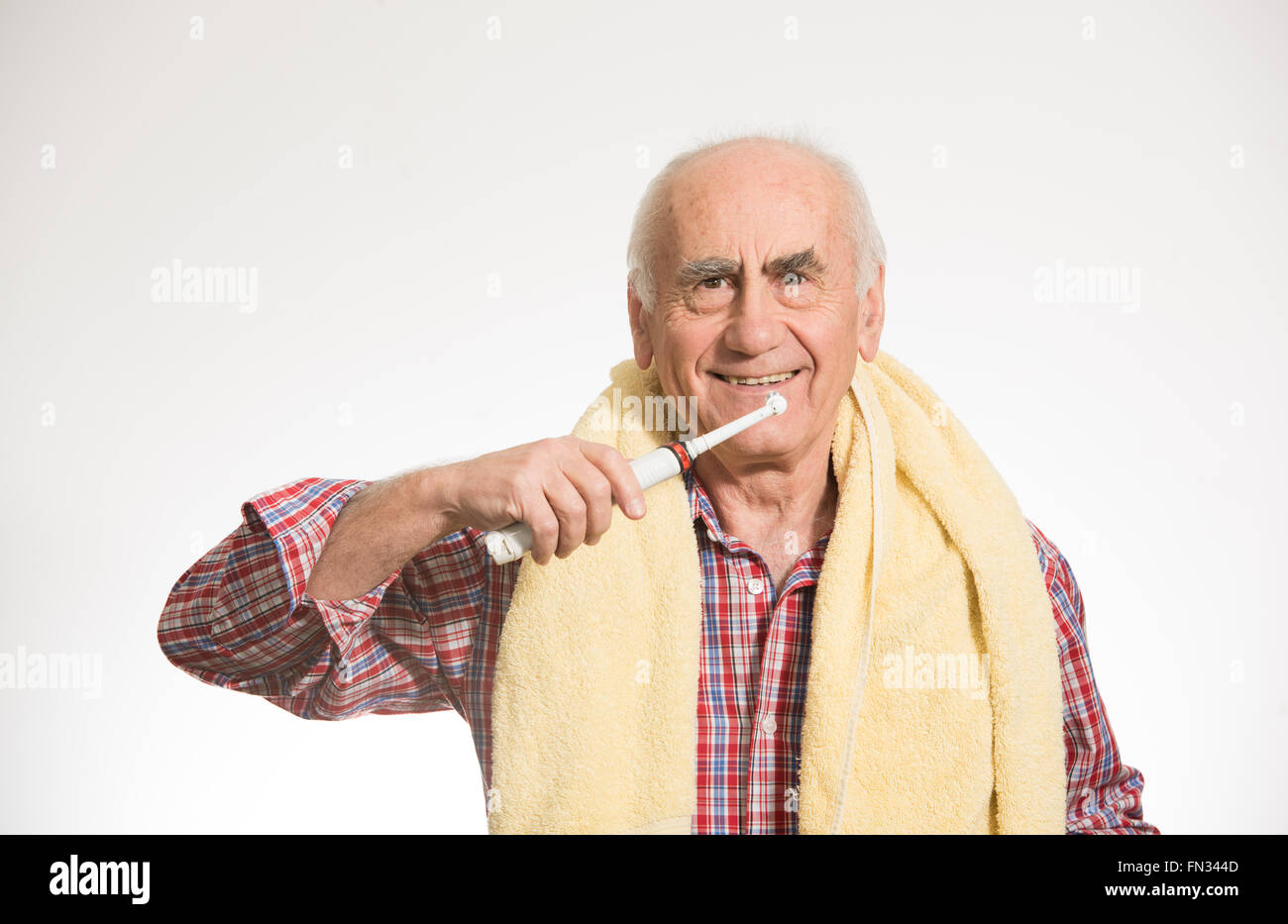 senior Greis seine Zähne putzen Stockfoto