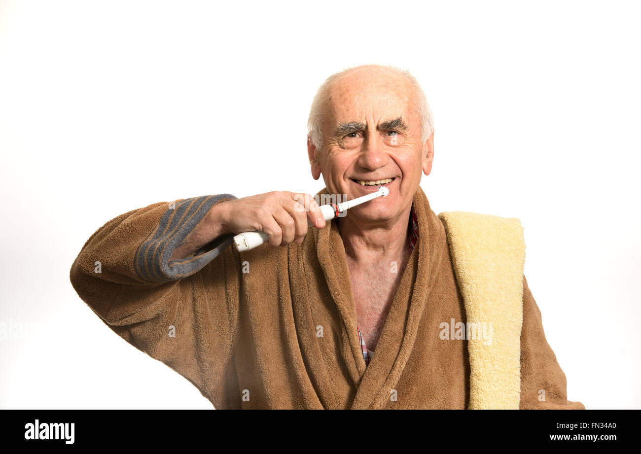 senior Greis seine Zähne putzen Stockfoto