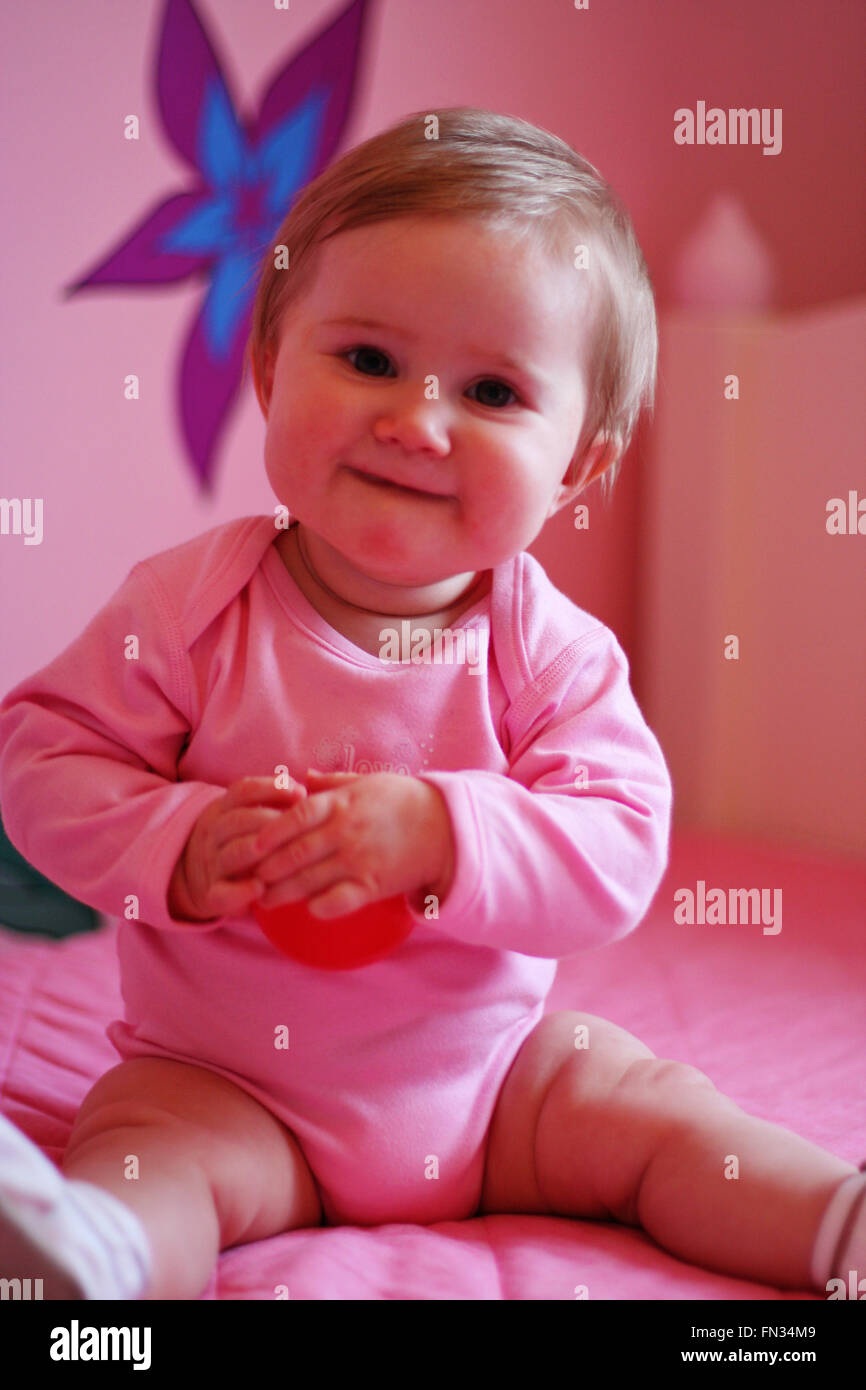Baby Girl Little Baby Kind In Rosa Lernen Bis Zu Sitzen Stockfoto