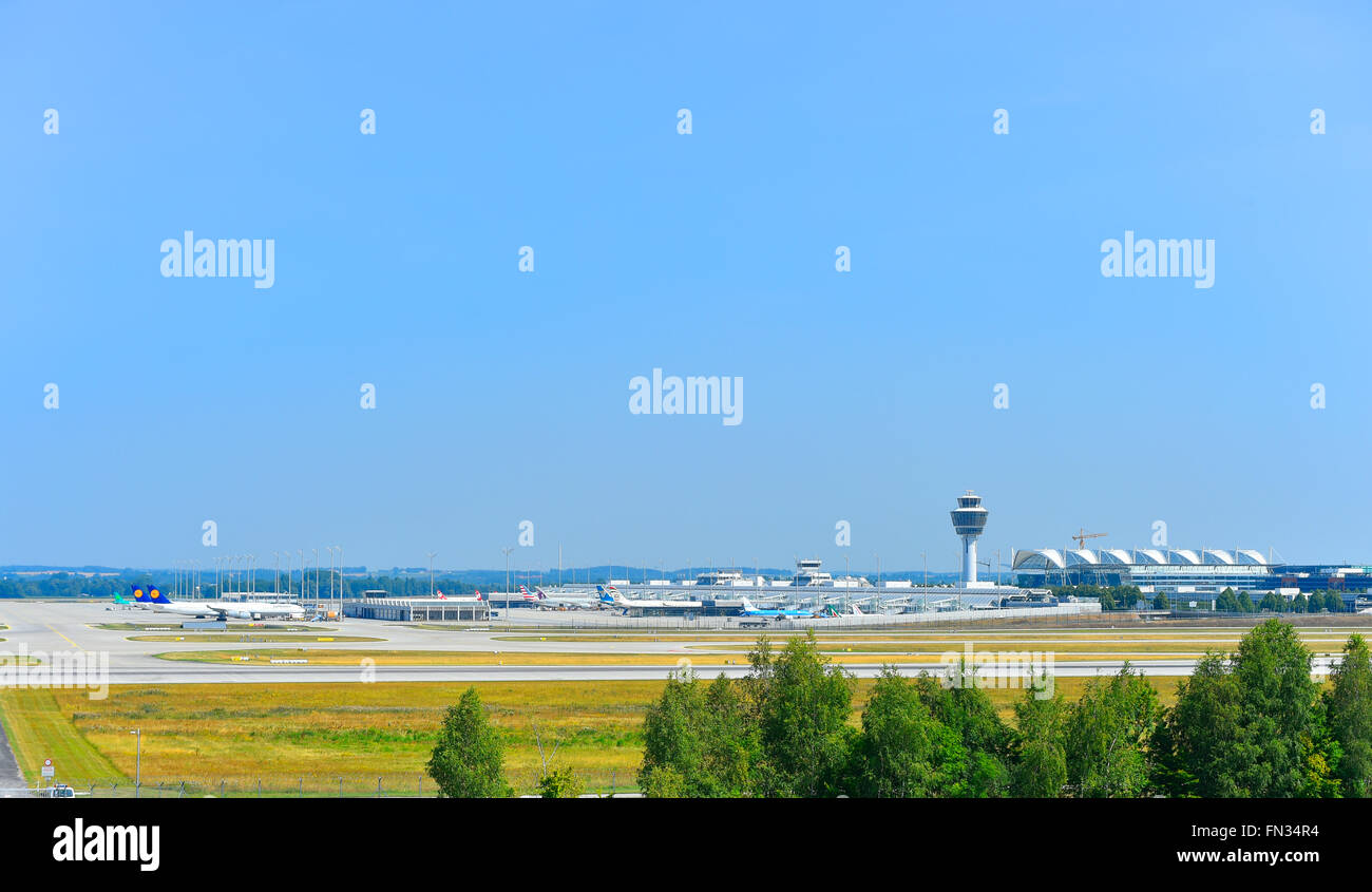 München, Flughafen, Übersicht, Panorama, Aussicht, Turm, MAC, München Airport Center, Terminal 1, Start-und Landebahn, Süden, Sonne, blauer Himmel, Verkehr, Stockfoto