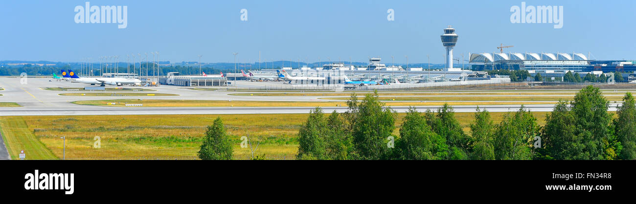 München, Flughafen, Übersicht, Panorama, Aussicht, Turm, MAC, München Airport Center, Terminal 1, Start-und Landebahn, Süden, Sonne, blauer Himmel, Verkehr, Stockfoto