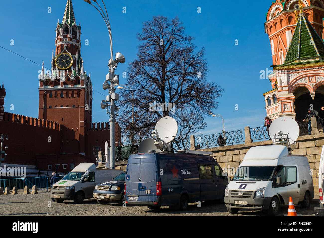 Tempel von Minin und Poscharski und TV-Stationen von Satellitenübertragungen Stockfoto