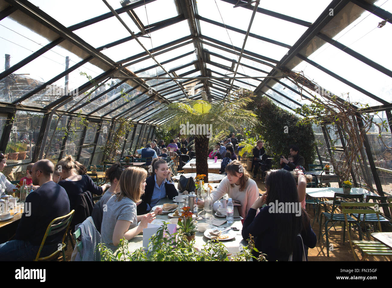 Petersham Nurseries böhmischen Durcheinander von Gewächshäusern und Gärten aus Petersham House, Richmond Upon Thames, Surrey, Vereinigtes Königreich Stockfoto