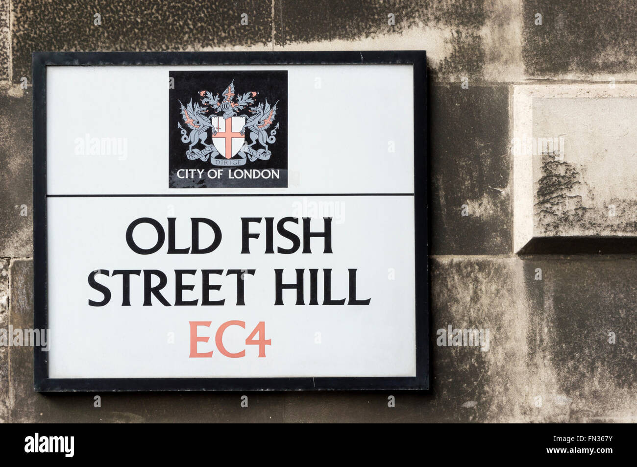 Straßenname Zeichen für Old Fish Street Hill in der City of London. Stockfoto